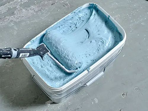Dalapro Roll Hydro - eine gebrauchsfertige blaue Rollspachtelmasse für Feuchträume