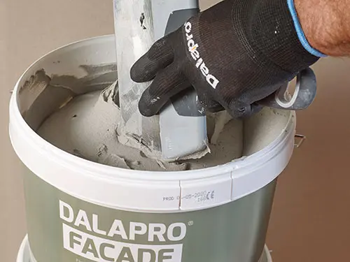 Dalapro Facade - gebrauchsfertige graue Handspachtelmasse für kleinere Ausbesserungsarbeiten