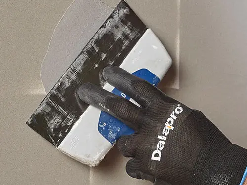 Dalapro Facade - graue Handspachtelmasse für kleinere Ausbesserungsarbeiten auf mineralischem Untergrund